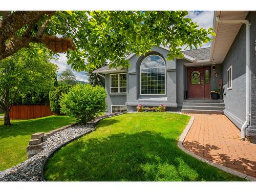 900 7Th Street, Montrose, BC - Outdoor