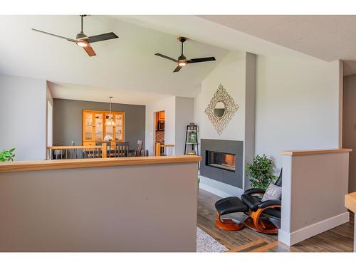 900 7Th Street, Montrose, BC - Indoor With Fireplace