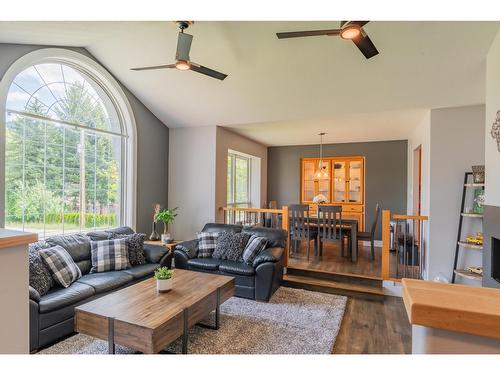 900 7Th Street, Montrose, BC - Indoor Photo Showing Living Room