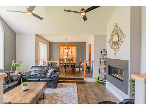 900 7Th Street, Montrose, BC - Indoor Photo Showing Living Room With Fireplace