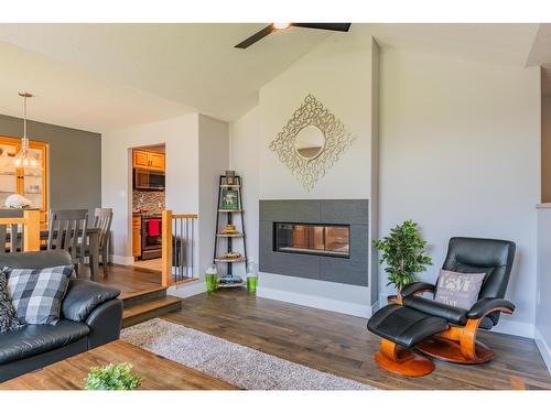 900 7Th Street, Montrose, BC - Indoor Photo Showing Living Room With Fireplace