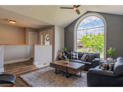 900 7Th Street, Montrose, BC - Indoor Photo Showing Living Room