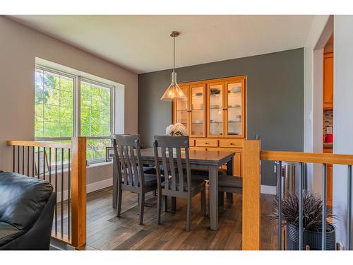 900 7Th Street, Montrose, BC - Indoor Photo Showing Dining Room