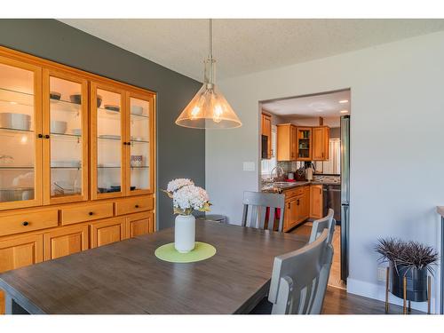 900 7Th Street, Montrose, BC - Indoor Photo Showing Dining Room