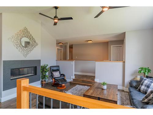 900 7Th Street, Montrose, BC - Indoor Photo Showing Other Room With Fireplace