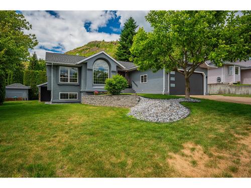 900 7Th Street, Montrose, BC - Outdoor