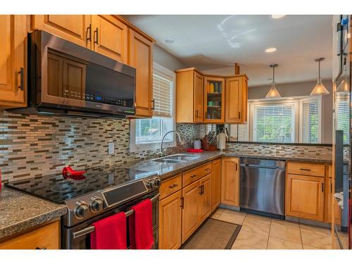 900 7Th Street, Montrose, BC - Indoor Photo Showing Kitchen With Double Sink