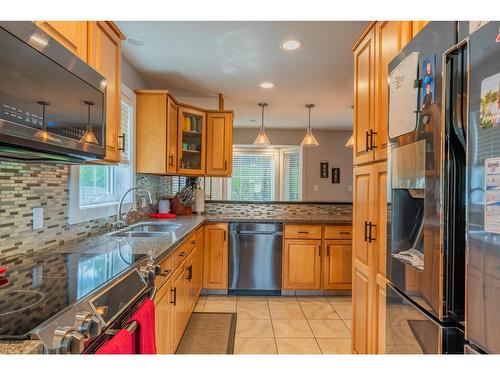 900 7Th Street, Montrose, BC - Indoor Photo Showing Kitchen With Stainless Steel Kitchen With Double Sink