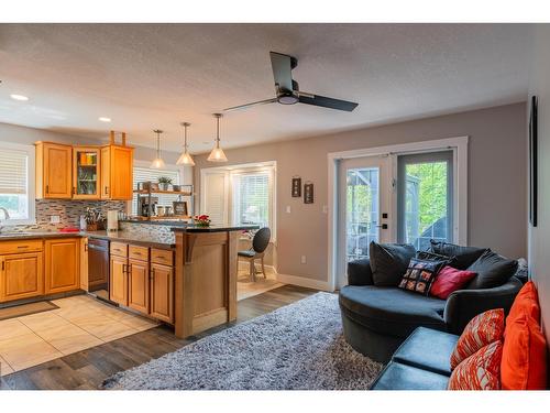 900 7Th Street, Montrose, BC - Indoor