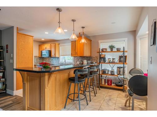 900 7Th Street, Montrose, BC - Indoor Photo Showing Kitchen