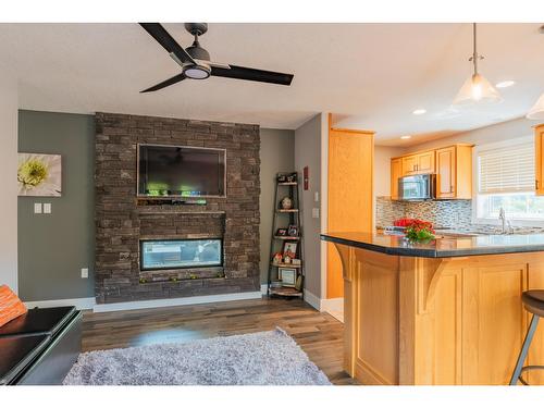 900 7Th Street, Montrose, BC - Indoor With Fireplace