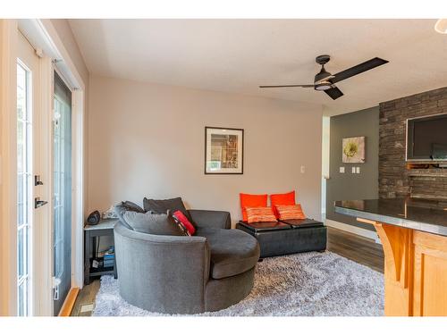 900 7Th Street, Montrose, BC - Indoor Photo Showing Living Room