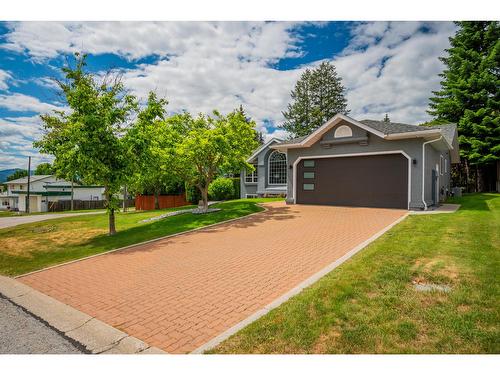 900 7Th Street, Montrose, BC - Outdoor