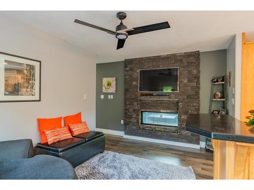 900 7Th Street, Montrose, BC - Indoor Photo Showing Living Room With Fireplace