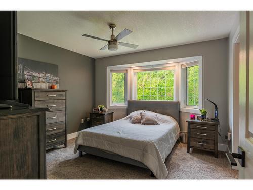 900 7Th Street, Montrose, BC - Indoor Photo Showing Bedroom