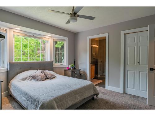 900 7Th Street, Montrose, BC - Indoor Photo Showing Bedroom