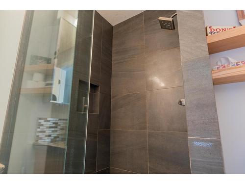 900 7Th Street, Montrose, BC - Indoor Photo Showing Bathroom