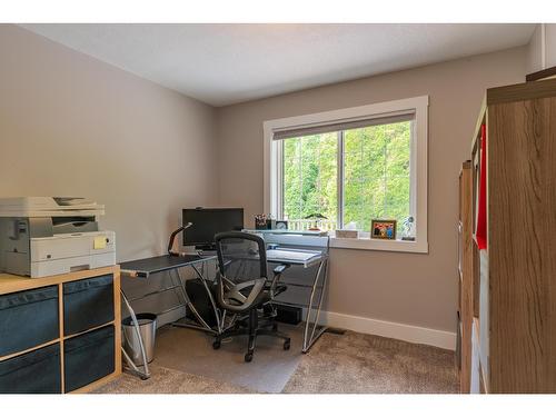 900 7Th Street, Montrose, BC - Indoor Photo Showing Office