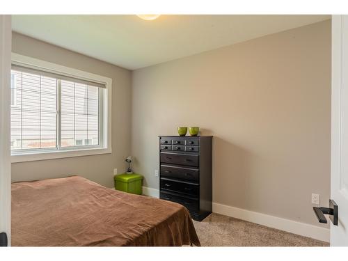 900 7Th Street, Montrose, BC - Indoor Photo Showing Bedroom