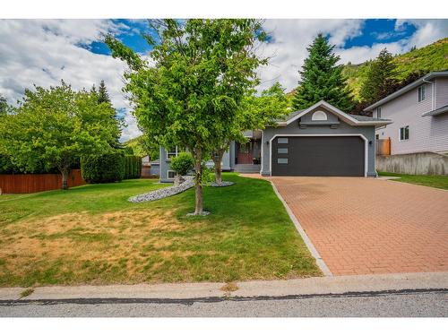 900 7Th Street, Montrose, BC - Outdoor