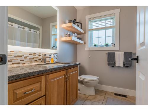 900 7Th Street, Montrose, BC - Indoor Photo Showing Bathroom