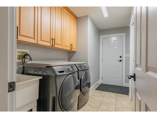 900 7Th Street, Montrose, BC - Indoor Photo Showing Laundry Room