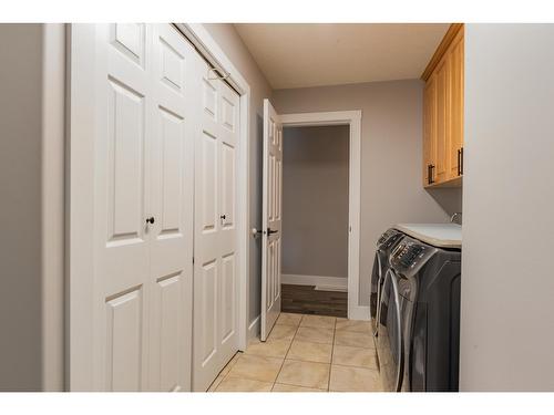 900 7Th Street, Montrose, BC - Indoor Photo Showing Laundry Room