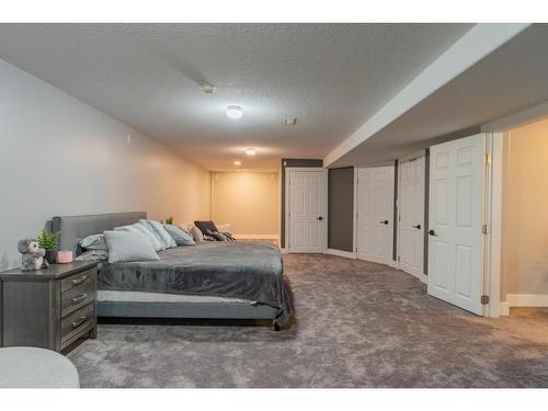 900 7Th Street, Montrose, BC - Indoor Photo Showing Bedroom