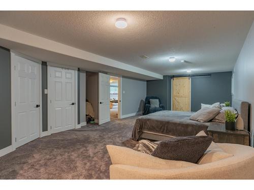 900 7Th Street, Montrose, BC - Indoor Photo Showing Bedroom