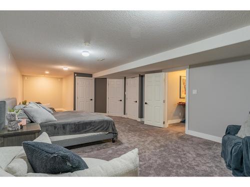 900 7Th Street, Montrose, BC - Indoor Photo Showing Bedroom