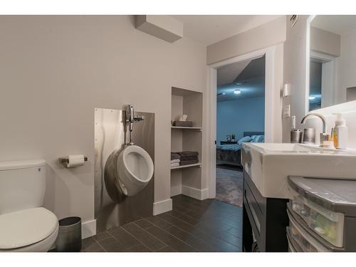 900 7Th Street, Montrose, BC - Indoor Photo Showing Bathroom