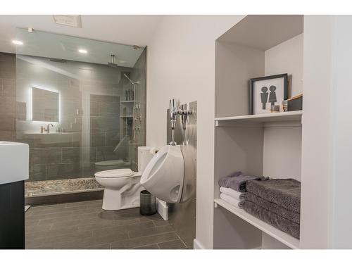 900 7Th Street, Montrose, BC - Indoor Photo Showing Bathroom