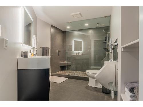 900 7Th Street, Montrose, BC - Indoor Photo Showing Bathroom