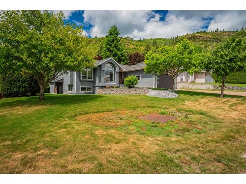 900 7Th Street, Montrose, BC - Outdoor