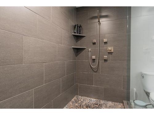 900 7Th Street, Montrose, BC - Indoor Photo Showing Bathroom