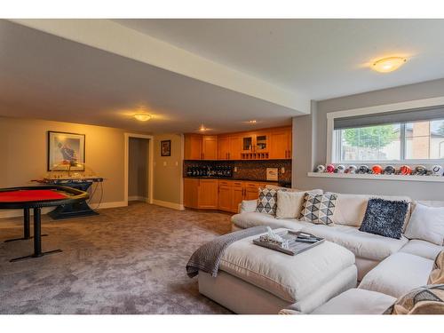 900 7Th Street, Montrose, BC - Indoor Photo Showing Living Room