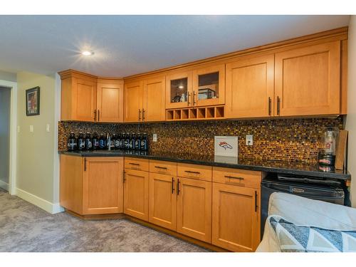 900 7Th Street, Montrose, BC - Indoor Photo Showing Kitchen