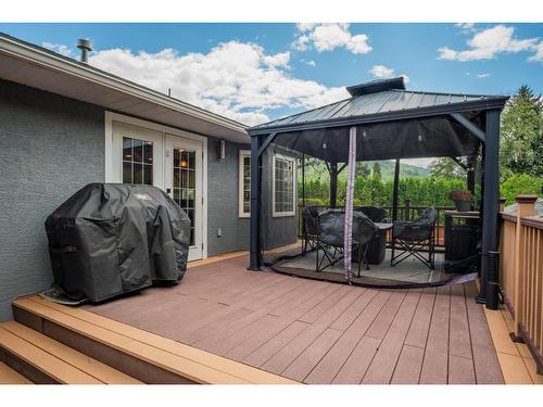 900 7Th Street, Montrose, BC - Outdoor With Deck Patio Veranda With Exterior