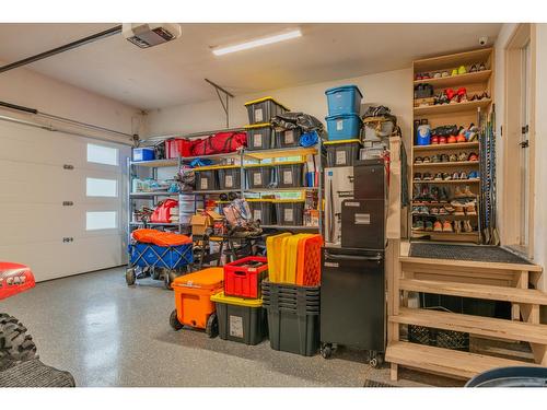 900 7Th Street, Montrose, BC - Indoor Photo Showing Garage