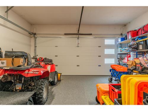 900 7Th Street, Montrose, BC - Indoor Photo Showing Garage