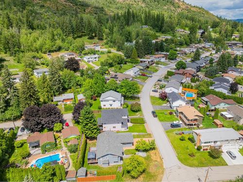 900 7Th Street, Montrose, BC - Outdoor With View