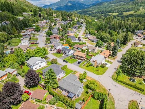 900 7Th Street, Montrose, BC - Outdoor With View