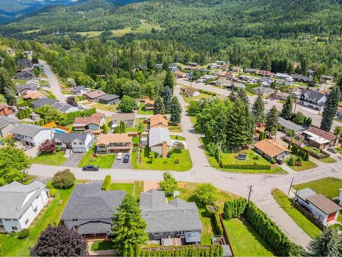 900 7Th Street, Montrose, BC - Outdoor With View