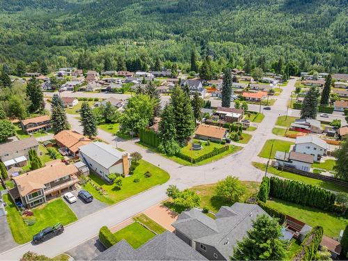 900 7Th Street, Montrose, BC - Outdoor With View