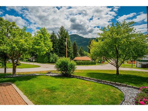 900 7Th Street, Montrose, BC - Outdoor With View