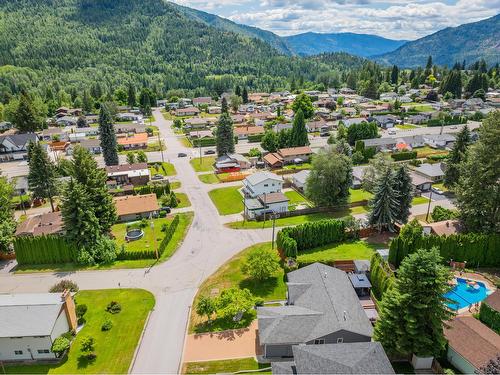 900 7Th Street, Montrose, BC - Outdoor With View