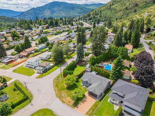 900 7Th Street, Montrose, BC - Outdoor With View