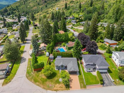 900 7Th Street, Montrose, BC - Outdoor With View