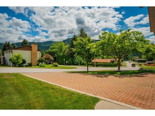 900 7Th Street, Montrose, BC - Outdoor With View