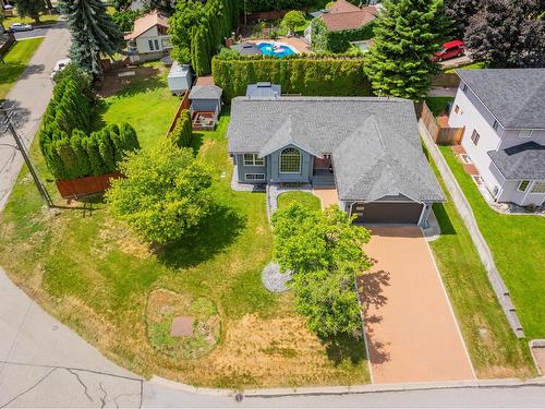 900 7Th Street, Montrose, BC - Outdoor With View